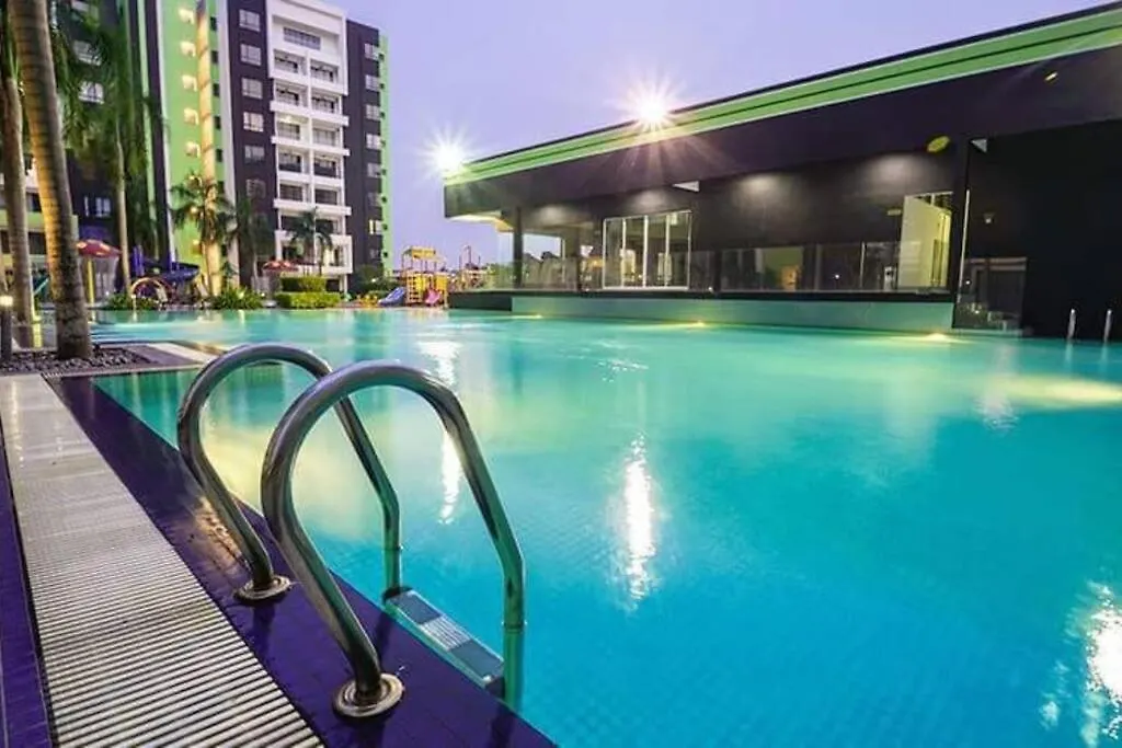 Ipoh Manhattan Waterpark Safari-12Pax 0*,  Malaysia